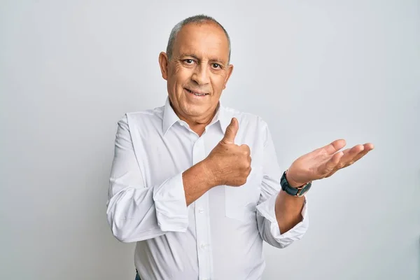 Bonito Homem Sênior Vestindo Camisa Branca Casual Mostrando Mão Palma — Fotografia de Stock