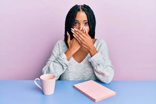 Mulher Hispânica Bonita Lendo Livro Beber Café Chocado Cobrindo Boca — Fotografia de Stock