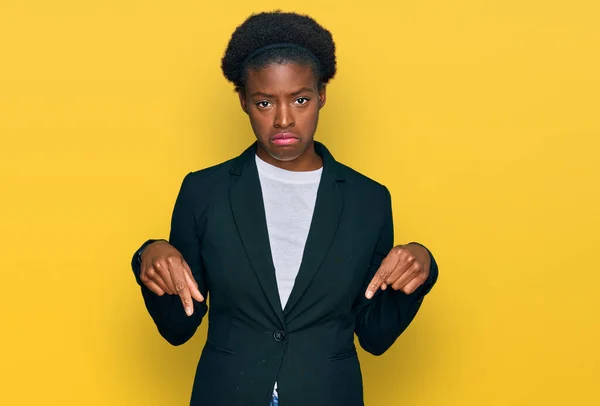 Fiatal Afro Amerikai Lány Üzleti Ruhát Visel Szomorú Zaklatott Jelezve — Stock Fotó