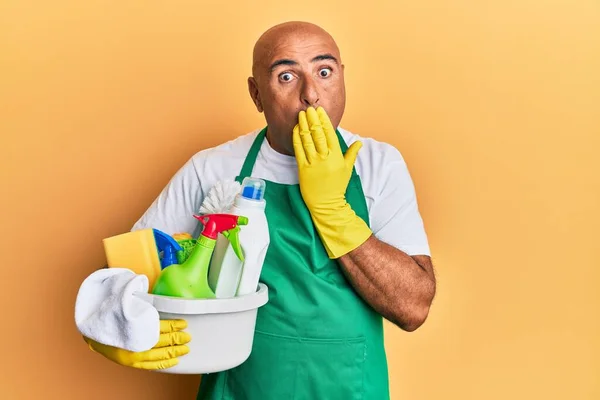 Mature Middle East Man Wearing Cleaner Apron Holding Cleaning Products — Fotografia de Stock