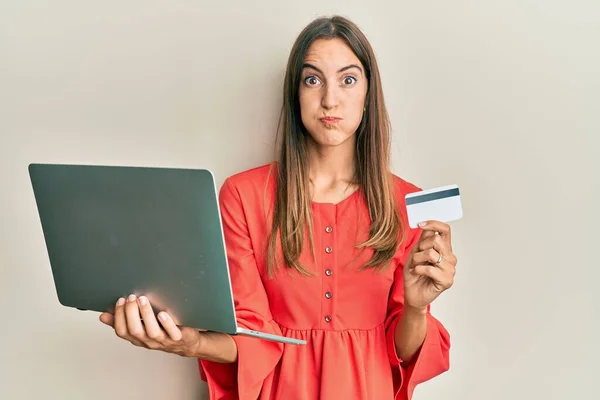 Jonge Mooie Vrouw Met Laptop Credit Card Puffende Wangen Met — Stockfoto