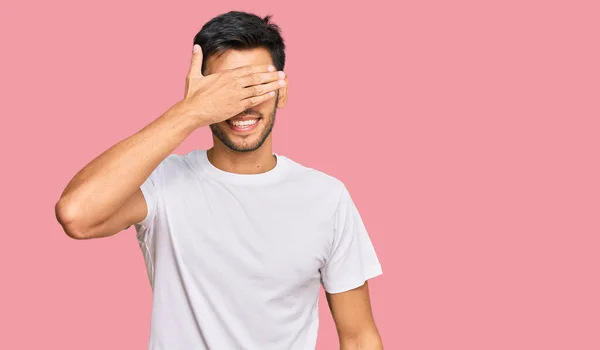 Joven Hombre Guapo Vistiendo Camiseta Blanca Casual Sonriendo Riendo Con —  Fotos de Stock