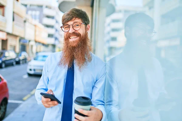 Jonge Knappe Roodharige Zakenman Die Blij Lacht Leunend Muur Met — Stockfoto