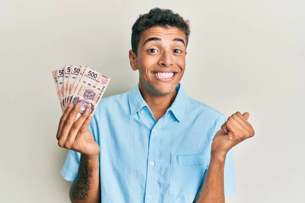 Joven Hombre Afroamericano Guapo Sosteniendo Billetes 500 Pesos Mexicanos Gritando —  Fotos de Stock