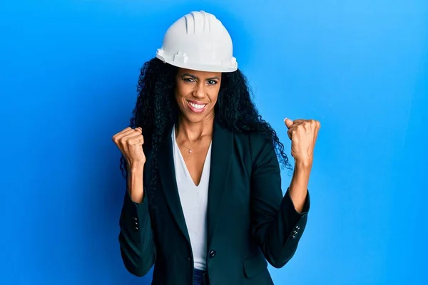 Middle Age African American Woman Wearing Architect Hardhat Screaming Proud — Stockfoto