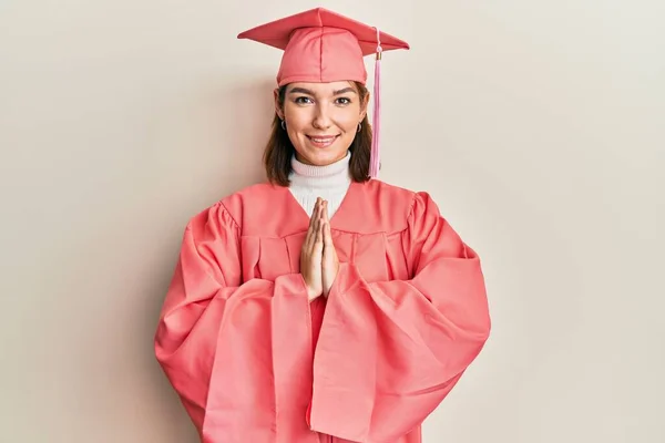 Jeune Femme Caucasienne Portant Casquette Graduation Robe Cérémonie Priant Avec — Photo