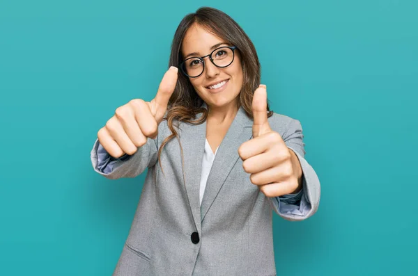 Joven Morena Vestida Con Ropa Negocios Aprobando Hacer Gesto Positivo — Foto de Stock