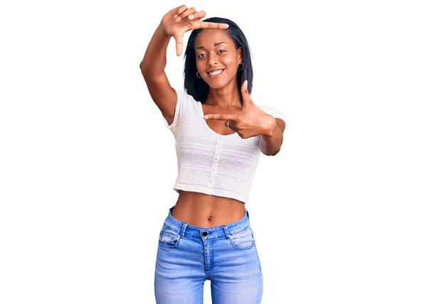 Mujer Afroamericana Joven Vistiendo Ropa Casual Sonriendo Haciendo Marco Con — Foto de Stock