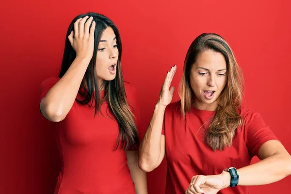 Hispanic Family Mother Daughter Wearing Casual Clothes Red Background Looking — Stok fotoğraf