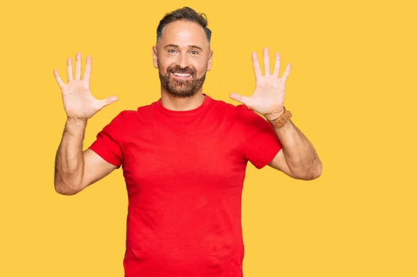 Hombre Guapo Mediana Edad Con Camiseta Roja Casual Mostrando Apuntando — Foto de Stock