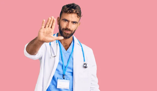 Junger Hispanischer Mann Arztuniform Und Stethoskop Der Mit Der Hand — Stockfoto