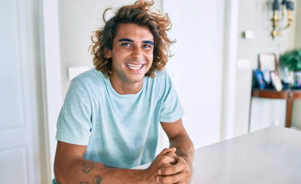 Mladý Hispánec Šťastně Usmívá Když Sedí Doma Stole — Stock fotografie