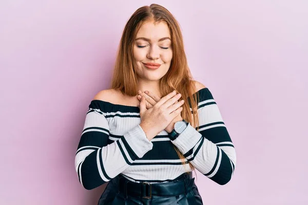 Young Beautiful Redhead Woman Wearing Striped Sweater Pink Background Smiling — 图库照片