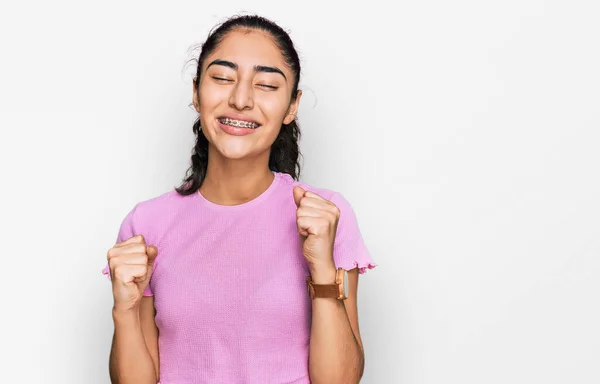 Menina Adolescente Hispânica Com Aparelho Dentário Vestindo Roupas Casuais Comemorando — Fotografia de Stock