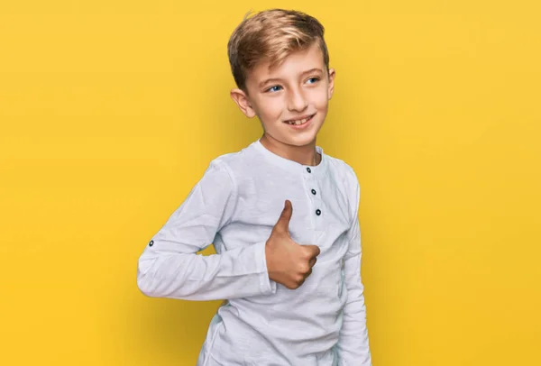 Liten Kaukasisk Pojke Vardagskläder Som Gör Glada Tummar Upp Gester — Stockfoto
