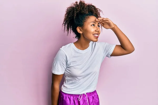 Mulher Americana Africana Bonita Com Cabelo Afro Vestindo Sportswear Muito — Fotografia de Stock