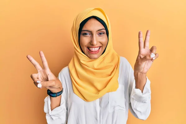 Joven Mujer Árabe Morena Vistiendo Bufanda Islámica Tradicional Hijab Sonriendo —  Fotos de Stock