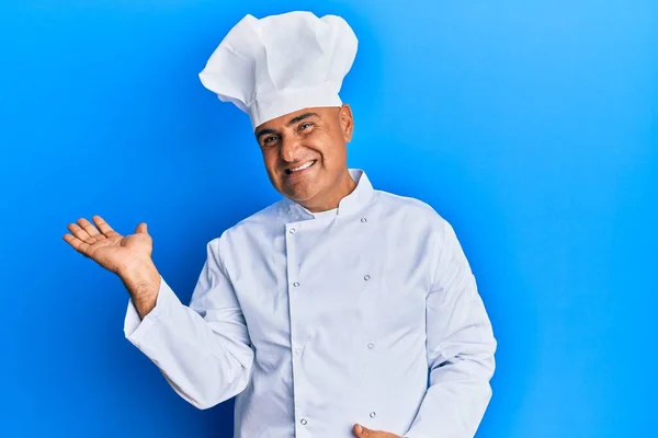 Maturo Medioriente Uomo Indossa Professionale Cuoco Uniforme Cappello Sorridente Allegro — Foto Stock