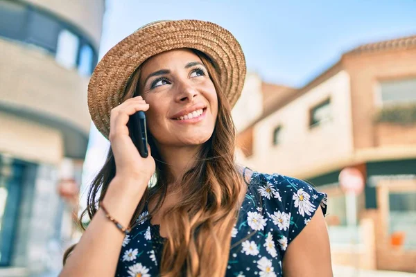 Giovane Donna Ispanica Vacanza Parlando Sullo Smartphone Strada Città — Foto Stock