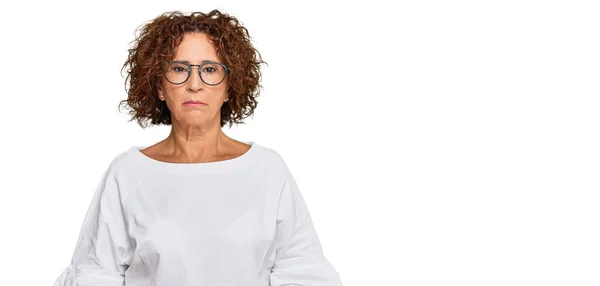 Güzel Orta Yaşlı Normal Kıyafetler Gözlük Takan Sıkıntılı Sinirli Korkmuş — Stok fotoğraf