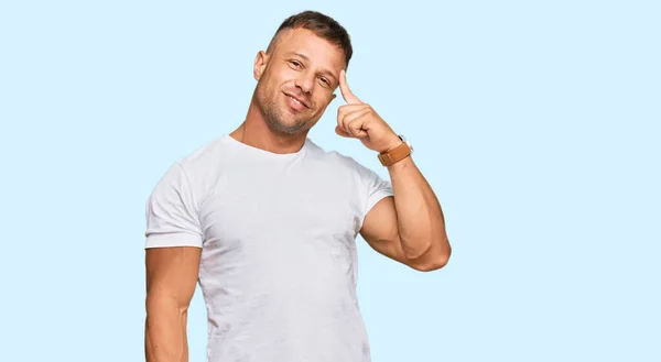 Schöner Muskelmann Lässigem Weißem Shirt Lächelnd Mit Einem Finger Auf — Stockfoto