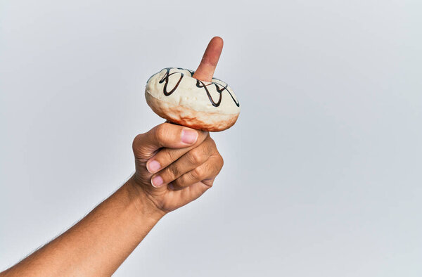 Палец латиноамериканца с пончиком на изолированном белом фоне.