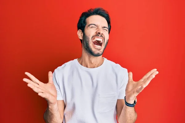 Giovane Uomo Ispanico Indossa Casual Maglietta Bianca Che Celebra Pazzo — Foto Stock