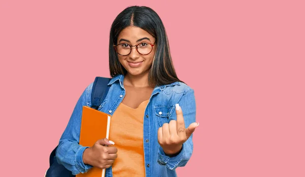 Jong Latijn Meisje Dragen Student Rugzak Het Vasthouden Van Boeken — Stockfoto