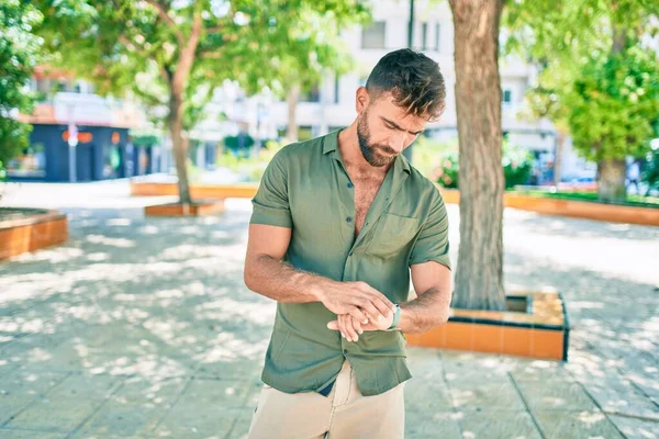 Ung Latinamerikansk Man Ler Glad Promenader Parken — Stockfoto