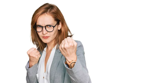 Mujer Joven Caucásica Con Estilo Negocios Gafas Listas Para Luchar —  Fotos de Stock