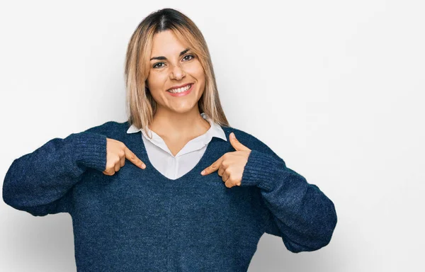 Jonge Blanke Vrouw Draagt Casual Kleding Die Zelfverzekerd Uitziet Met — Stockfoto