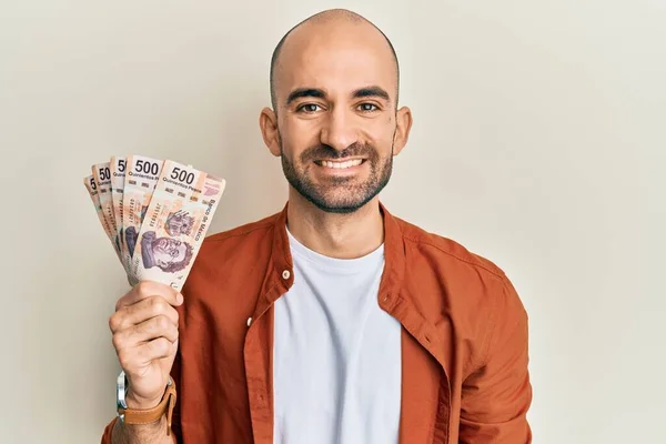 Ung Latinamerikansk Man Håller 500 Mexikanska Pesos Sedlar Ser Positiva — Stockfoto