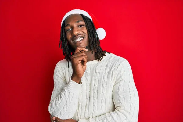 Homem Afro Americano Com Tranças Usando Chapéu Natal Olhando Confiante — Fotografia de Stock