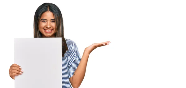 Jovem Menina Latina Segurando Banner Vazio Branco Celebrando Vitória Com — Fotografia de Stock