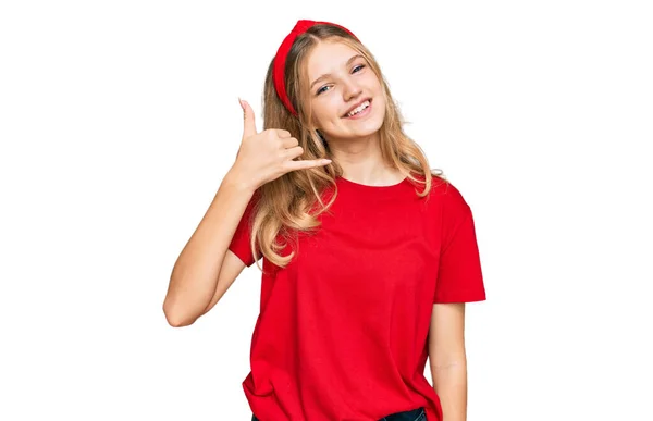 Piękna Młoda Kaukaska Dziewczyna Czerwonej Koszuli Uśmiechnięta Wykonująca Telefon Ręką — Zdjęcie stockowe