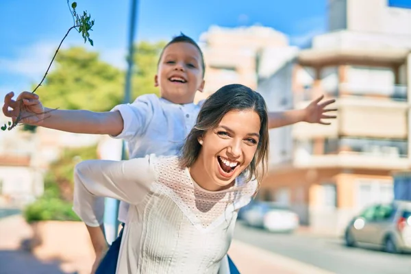 Adorable Madre Hijo Sonriendo Feliz Cuestas Ciudad —  Fotos de Stock