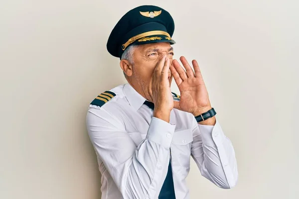 Schöner Mann Mittleren Alters Trägt Flugzeugpilotenuniform Und Schreit Wütend Laut — Stockfoto