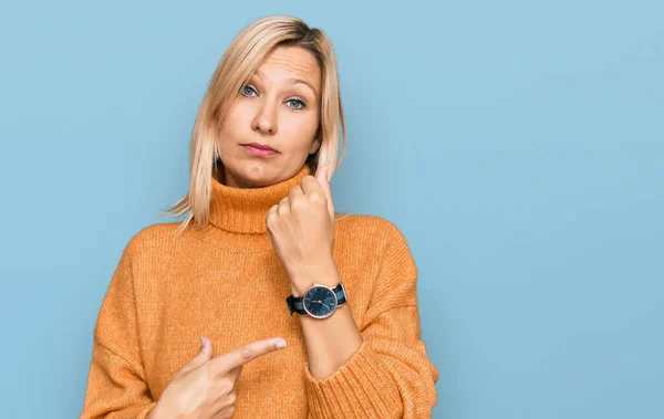 Middelbare Leeftijd Blanke Vrouw Dragen Casual Winter Trui Haast Wijzend — Stockfoto