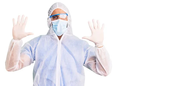 Jonge Latijns Amerikaanse Man Draagt Doktersbescherming Coronavirus Uniform Medisch Masker — Stockfoto