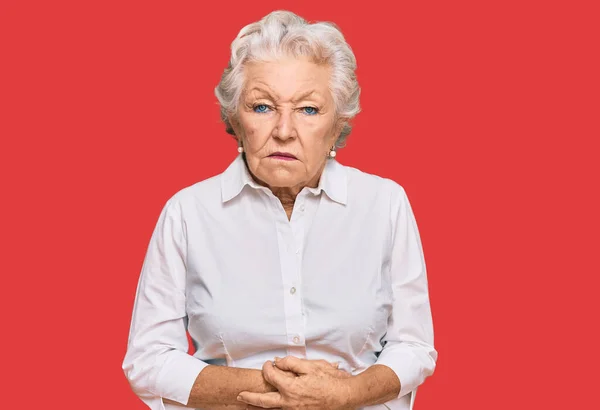 Senior Grauhaarige Frau Lässiger Kleidung Mit Der Hand Auf Dem — Stockfoto