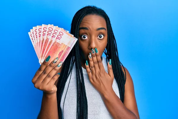 Young African American Woman Holding 100 Norwegian Krone Banknotes Covering —  Fotos de Stock