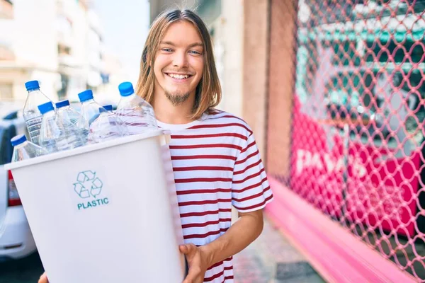 Jovem Caucasiano Com Cabelos Longos Loiros Barba Reciclando Garrafas Plástico — Fotografia de Stock