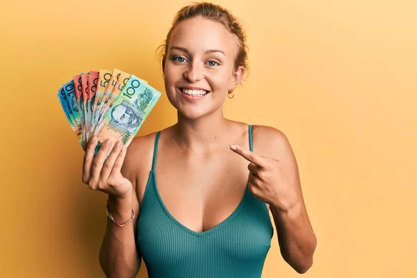 Vacker Kaukasiska Kvinna Som Håller Kanadensiska Dollar Ler Glad Pekar — Stockfoto