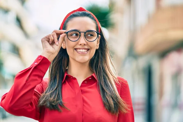 Jovem Hispânica Sorrindo Feliz Tocando Seus Óculos Cidade — Fotografia de Stock