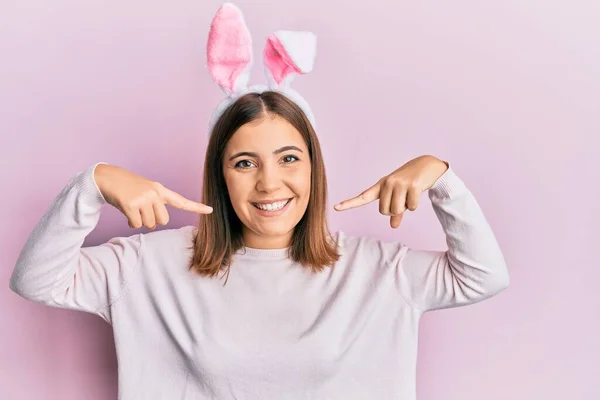 Junge Schöne Frau Mit Niedlichen Osterhasenohren Die Fröhlich Lächeln Und — Stockfoto