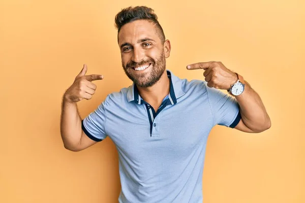 Hombre Guapo Con Barba Llevando Ropa Casual Sonriendo Alegre Mostrando —  Fotos de Stock