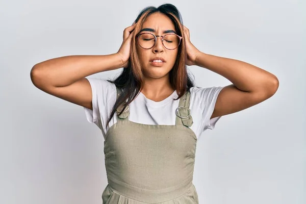 Young Latin Woman Wearing Casual Clothes Glasses Suffering Headache Desperate — Stock Photo, Image