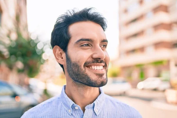 Νεαρός Ισπανός Χαμογελάει Ευτυχισμένος Περπατώντας Στην Πόλη — Φωτογραφία Αρχείου