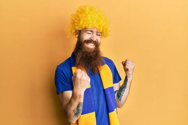 Homem Ruivo Com Barba Longa Futebol Hooligan Jogo Torcida Vestindo — Fotografia de Stock