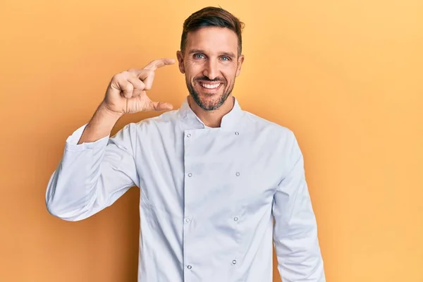 Όμορφος Άνθρωπος Γενειάδα Φορώντας Επαγγελματική Στολή Μάγειρας Χαμογελώντας Και Αυτοπεποίθηση — Φωτογραφία Αρχείου